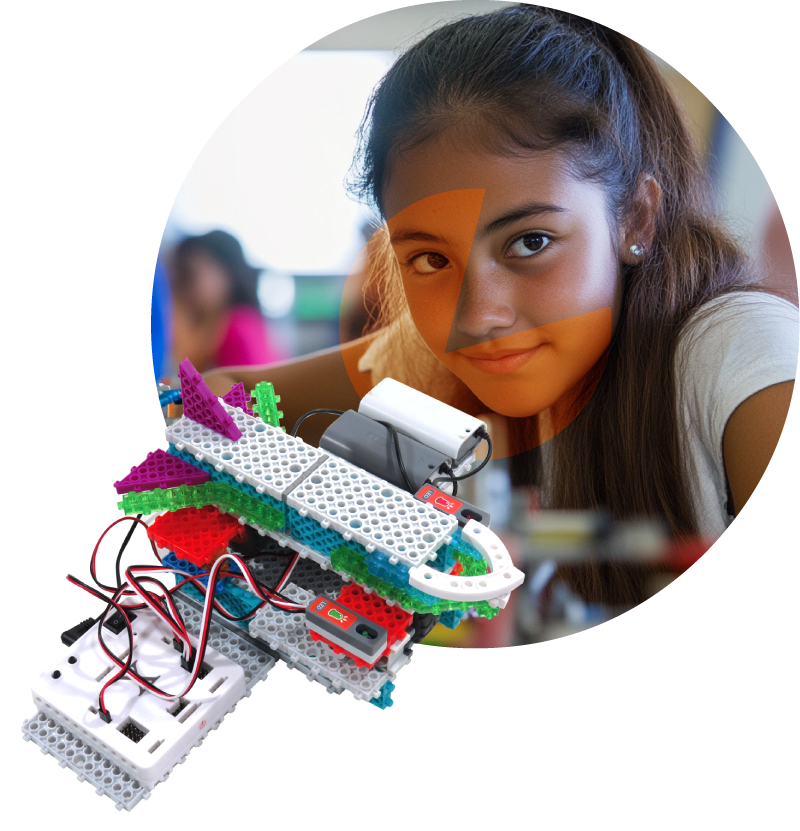 Mujer joven de 14 años mirando a camara con su kit y en primer plano una nave espacial hecha de un proyecto de robótica