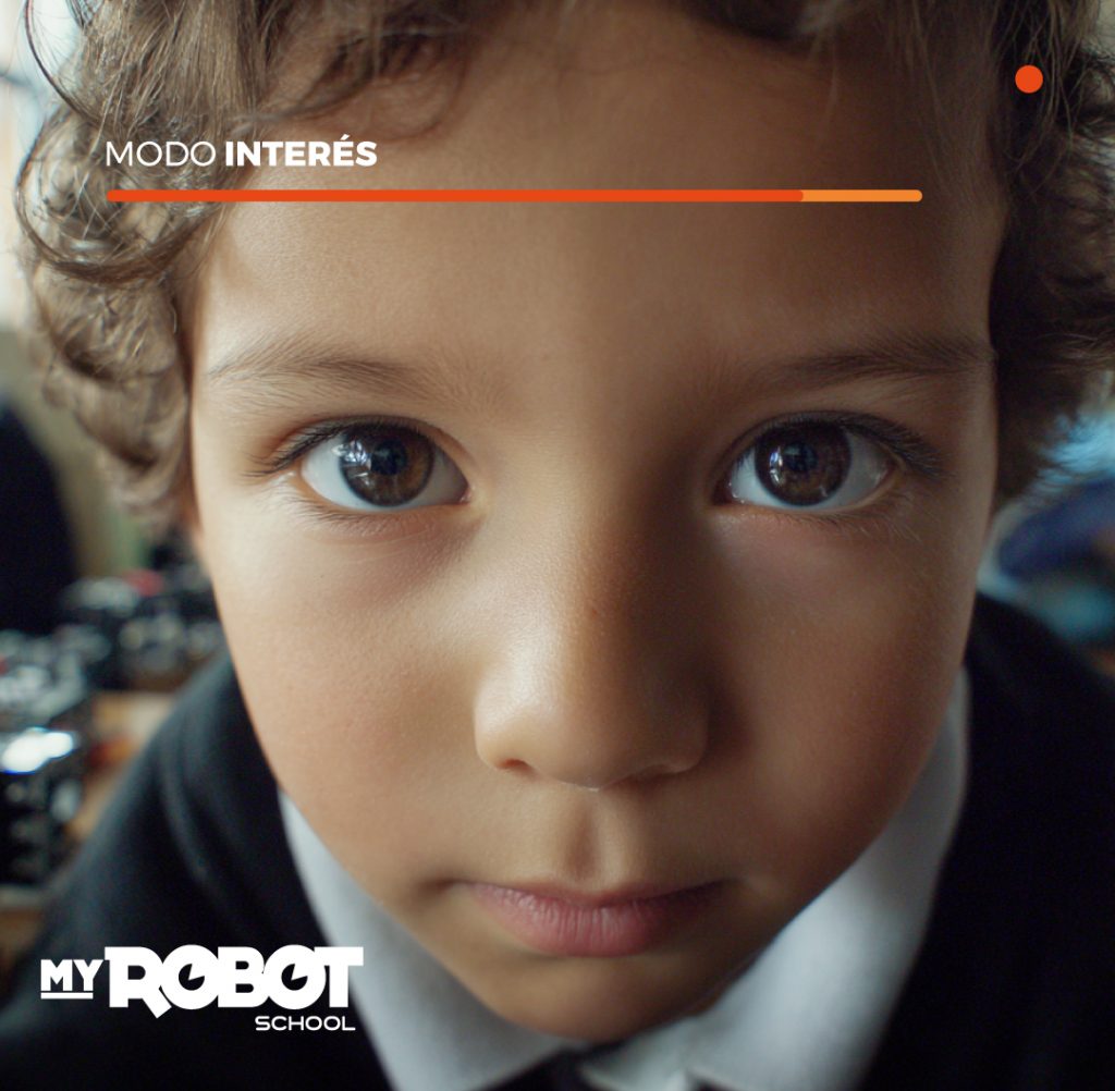 Niño mirando cun muchísima atención a la cámara (Modo interés al máximo)