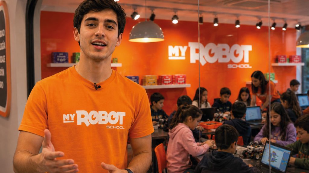 Presentador my robot fuera de la clase de robótica