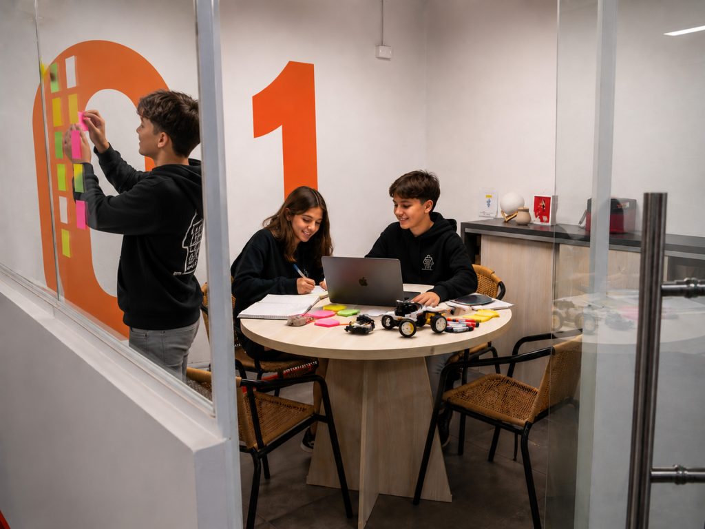 Tres jóvenes en brainstorming
