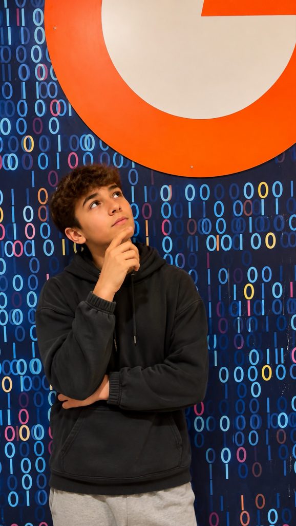 Un joven pensando sobre un fondo de tecnología